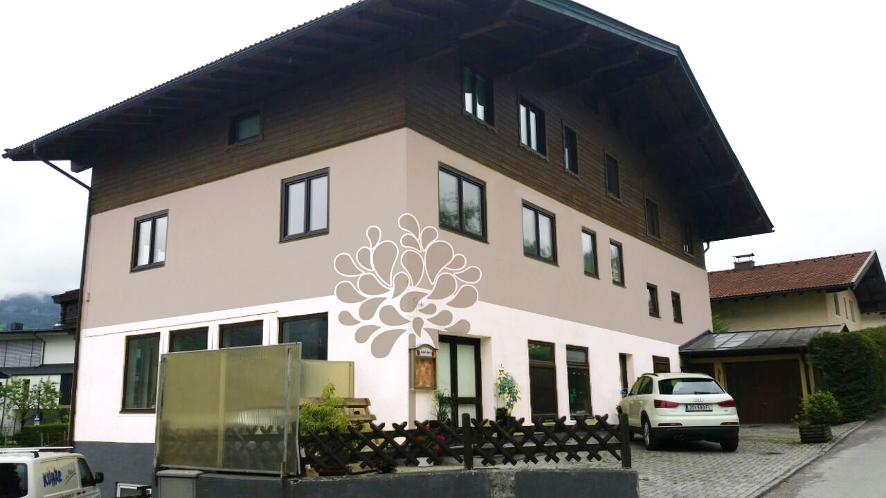 Fassade mit Baummotiv